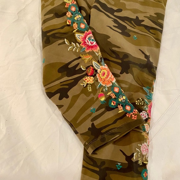 BNWT Johnny Was Embroidered Camo Legging bike short Sz S - Picture 3 of 7